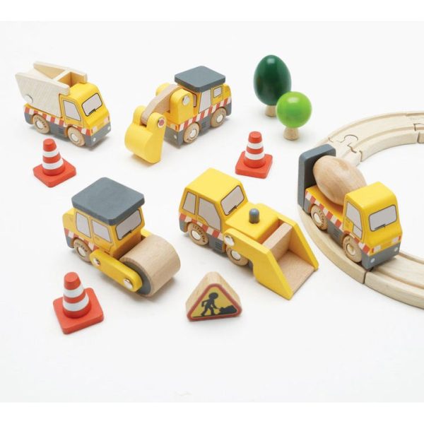 le-toy-van-preschool-7-piece-wood-construction-toy-cars-trucks-diggers-set-32562638913623_720x-2
