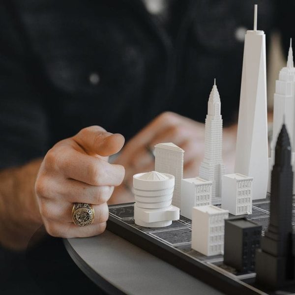 skyline-chess-games-new-york-city-edition-acrylic-chess-set-with-wood-map-board-31766635544663_720x-3